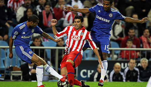 Atletico Madrid - FC Chelsea 2:2: Florent Malouda (r.) und Ashley Cole (l.) nehmen Jose Antonio Reyes in die Zange
