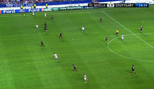14. Minute in Sevilla: Romaric spielt völlig unbedrängt einen Pass in die Tiefe auf Luis Fabiano