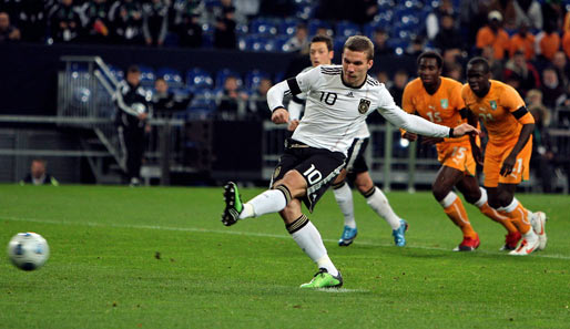 Nach Foul an Kießling gab es Elfmeter für Deutschland. Lukas Podolski trat an...