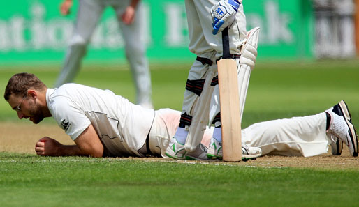 Erst mal ausruhen und beten, dachte sich wohl Blackcaps-Kapitän Daniel Vettori beim Cricket-Testspiel seiner Neuseeländer gegen Pakistan
