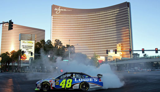 Jetzt dreht er total durch. NASCAR-Champion Jimmie Johnson lässt vor dem Wynn in Las Vegas mit seinem Lowe's Chevrolet ordentlich Dampf ab