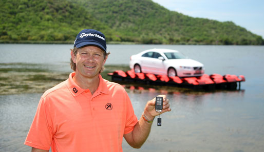 Während Retief Goosen in die Kamera grinst, treibt sein Preis davon. Den hatte er bei der Nedbank Golf Challenge in Südafrika mit einem Eagle am Par 4 gewonnen