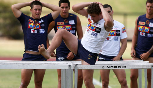 Und hoch das Bein! Nicht schnell, aber elegant nehmen die Rugby-Spieler der Brisbane Broncos wie Andrew Mc Cullough auch die größten Hürden des täglichen Trainings
