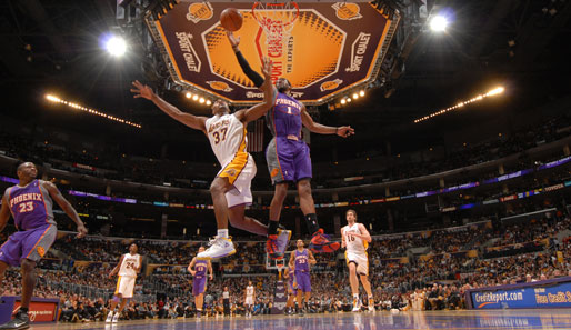 Total abgehoben präsentieren sich Amare Stoudemire (r.) und Ron Artest beim Match der Los Angeles Lakers gegen die Phoenix Suns