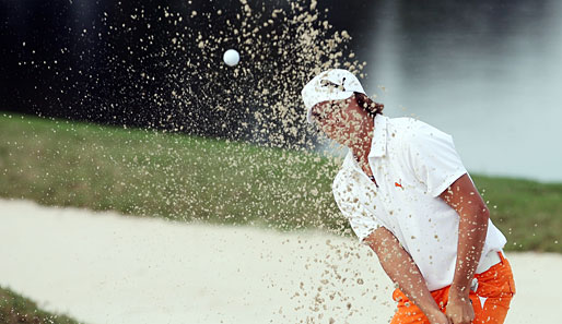 Viel Sand, und einen Ball aufgewirbelt hat hier Rickie Fowler beim PGA-Tour Qualifying-Turnier in West Palm Beach, Florida