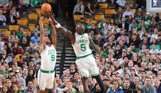 Jungs, ihr spielt in einem Team! Rajon Rondo (l.) und Kevin Garnett gewannen mit den Boston Celtics 98:89 gegen die Milwaukee Bucks