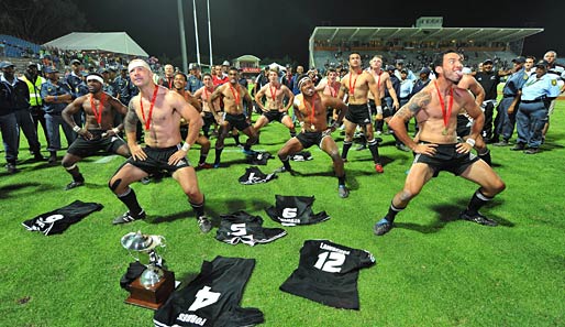 Zunge raus, die Herren. Die All Blacks, das neuseeländische Rugby-Team, feiern den Cup-Sieg bei der IRB Sevens Series in George, Südafrika, mit ihrem traditionellen Haka