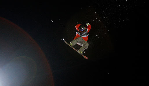 Scott See lässt sich auch von Dunkelheit nicht vom Shredden abhalten. Gesehen beim Snowboard Grand Prix in Copper Mountain, Colorado.