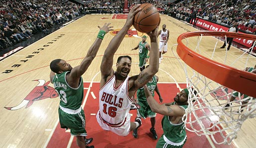 Unbändigen Willen zeigt James Johnson von den Chicago Bulls, indem er sich seinen Weg zum Korb durch die Verteidigung der Boston Celtics bahnt