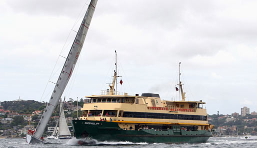 Im Hafen von Sydney geht eine Fähre auf Konfrontationskurs mit einer Segelyacht. Heißt ja nicht umsonst Big Boat Challange...