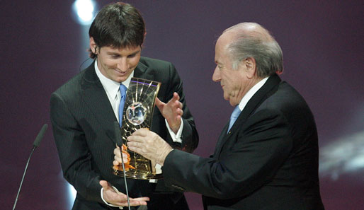 Wir wussten es alle, jetzt ist es offiziell: Lionel Messi erhält aus der Hand von FIFA-Boss Joseph Blatter die Trophäe für den Weltfußballer 2009