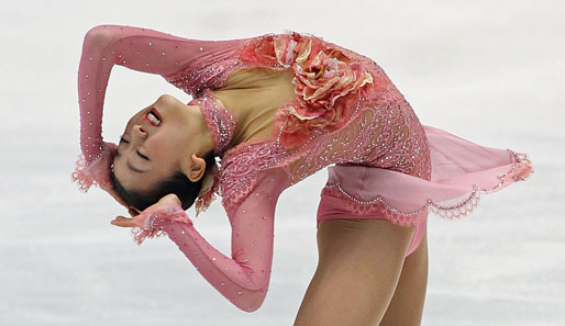 Aua! Rückenschmerzen vorprogrammiert. Mao Asada mit einer eigenartigen Verbeugung beim Kurzprogramm der Damen bei den japanischen Eiskunstlauf-Meisterschaften