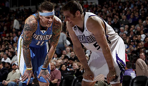 Schön, dass die NBA-Profis Chris Andersen (l.) und Andres Nocioni (r.) das Match zwischen den Denver Nuggets und den Sacramento Kings nicht zu ernst nehmen