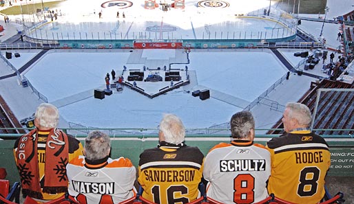 Fünf ehemalige Stars der Bruins und Flyers nehmen vor dem Winter Classic 2010 im Baseball-Stadion der Red Sox das weit entfernte Spielfeld in Augenschein