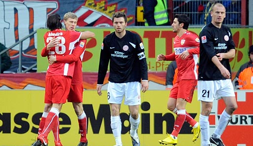 Khedira herzt den Torschützen zum 1:0 für Stuttgart, Pavel Pogrebnyak. Bis zur 90. Minute rannte Mainz danach an