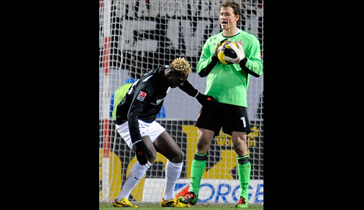 Der Moment, der den VfB den Sieg kostet. Lehmann tritt Bance auf den Fuß und sieht Rot. Polanski verwandelt den fälligen Elfer zum 1:1