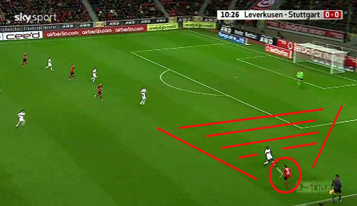 Durch die Spielverlagerung und die Tatsache, dass sich bewusst kein Leverkusener Richtung Barnetta orientiert, hat der Schweizer nun viel Platz fürs Eins gegen Eins