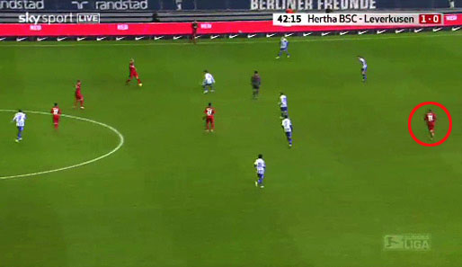 Andere Szene, gegen Hertha: Bayer treibt den Ball nach vorne. Kießling (Kreis) orientiert sich nach links, um kurz anspielbar zu sein
