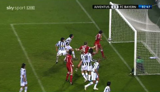 Gomez reagiert am schnellsten und drückt den Ball nach einer Drehung...