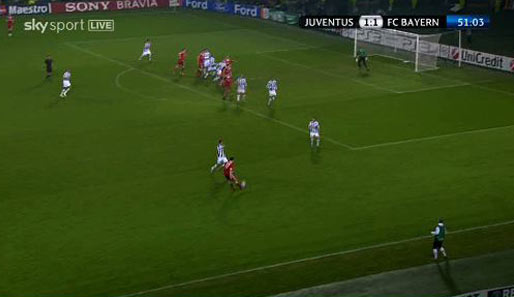 52. Minute, 2:1 für die Bayern: Kapitän van Bommel bringt von rechts eine Flanke in den Strafraum