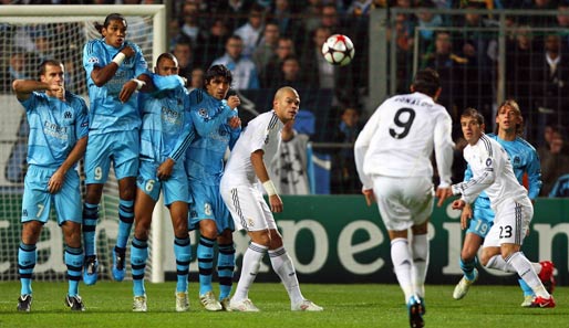 Olympique Marseille - Real Madrid 1:3: Früh trat Cristiano Ronaldo zum Freistoß an...