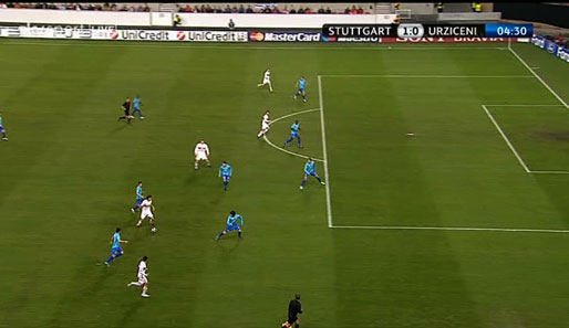 5. Minute, 1:0 für Stuttgart: Khedira ist vor dem rechten Strafraumeck der Rumänen am Ball und wird nicht richtig angegriffen