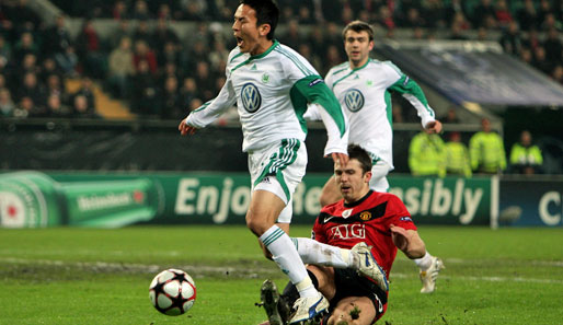 VfL Wolfsburg - Manchester United 1:3: Nach diesem Tackling von Carrick an Hasebe hätte es früh Elfmeter für den VfL geben müssen