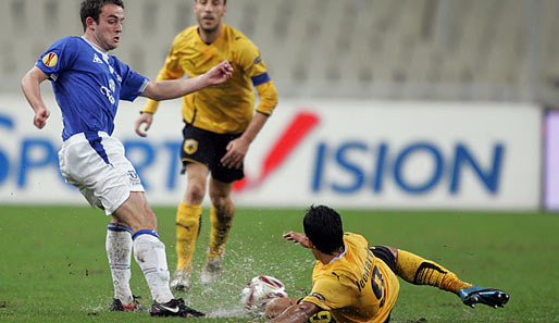 AEK Athen - FC Everton 0:1: Athens Leonardo (r.) grätscht Seamus Coleman die Kugel vom Fuß