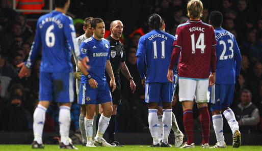 Die Szene des Spiels: Referee Mike Dean lässt den Strafstoß von Frank Lampard wiederholen...