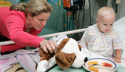 Tennis-Mami Kim Clijsters besucht eine Kinderklinik in Brisbane/Australien