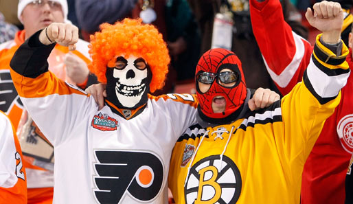 Die Fans beim Winter Classic in Boston ließen sich einiges einfallen. Während der Flyers-Fan modisch wertvoll Farben kombiniert, bleibt Spiderman ein wenig räselhaft