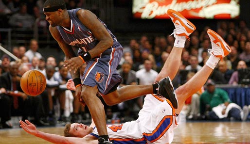 "Foul", denkt sich David Lee (r.) von den New York Knicks. Beim Versuch Stephen Jackson von den Charlotte Bobcats zu stoppen, kommt er zu Fall