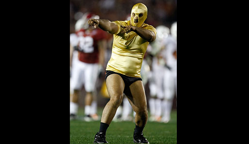 Wie goldig. Beim Finale der US-Collegemeisterschaft im Football präsentiert ein Flitzer sein Kostüm. Schwarz wäre bei dem Bäuchlein wahrscheinlich besser gewesen