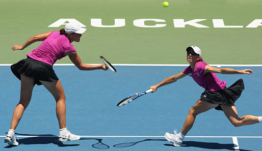 "Nimm ihn du, ich hab ihn sicher." Liezel Huber (USA, l.) und Partnerin Cara Black (Zimbabwe, r.) bei ihrem Finalsieg in Auckland, Neuseeland