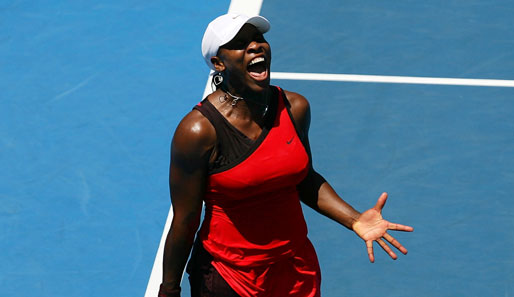 Kraftpaket Serena Williams brüllt ihre ganzen Emotionen heraus. Beim Hartplatz-Turnier in Sydney zog sie souverän in die zweite Runde ein