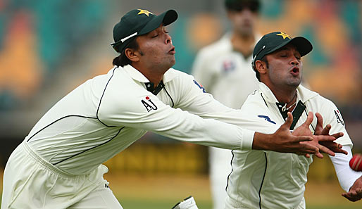 Nimm du ihn, ich hab ihn sicher. Beim Cricket-Testspiel zwischen Australien und Pakistan zeigen die Pakistanis ihre Fangsicherheit