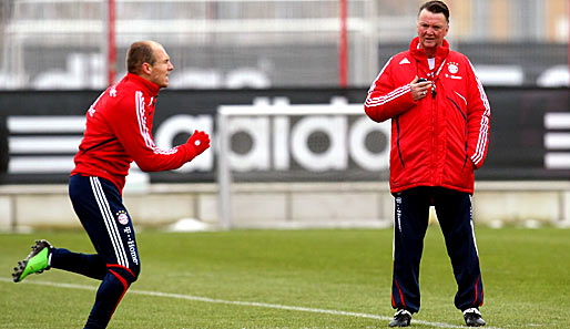 Beim Training des FC Bayern ließ Louis van Gaal (r.) seine Spieler heute eine Stunde ohne Ball laufen