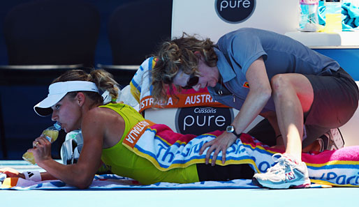 Australian Open: Maria Kirilenko wurde von der Chinesin Zheng Jie ganz bitter vom Platz gefegt - wenigstens der Physiotherapeut hatte aber seinen Spaß