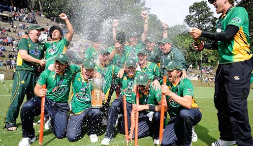 So genießt man den Titelgewinn: Champagner-Dusche für die Cricket-Freunde vom Central Stag aus Neuseeland