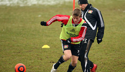Toni Kroos (l.), Gonzalo Castro und der Rest der Bayer-Truppe trainieren daheim in Leverkusen