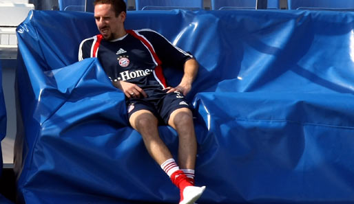Zufall oder Absicht? Franck Ribery nimmt Platz auf einer Couch in Chelsea-Farben