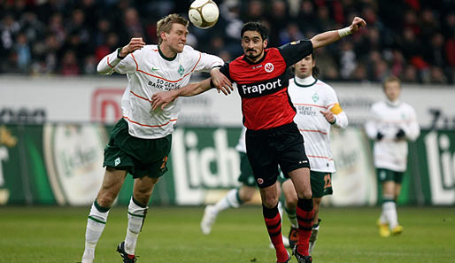 Eintracht Frankfurt - Werder Bremen 1:0: Per Mertesacker (l.) gewinnt ein Kopfballduell gegen Nikos Liberopoulos