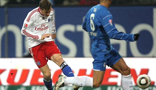 Hamburger SV - SC Freiburg 2:0: Mit einem ordentlichen Huf brachte Marcell Jansen (l.) den HSV in Front