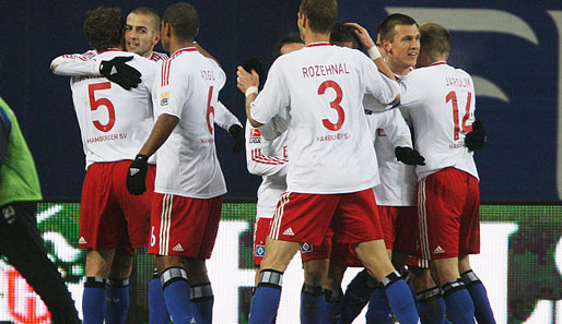 Mladen Petric (2.v.l.) traf zum 2:0-Endstand für den HSV und ließ sich von seinen Teamkollegen feiern