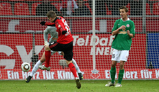 Toni Kroos traf mit dieser Direktabnahme zum 3:1 für Leverkusen. Niko Bungert (r.) schaut ehrfürchtig zu