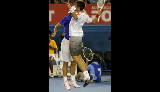 Ebenfalls einen Tag vor Turnierstart fand der "Hit for Haiti" statt, ein Benefizevent in der Rod Laver Arena, bei dem Stars wie Novak Djokovic mitmachten, der hier mit Rafael Nadal jubelt