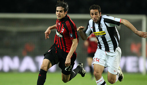 Der italienische Linksverteidiger Cristian Molinaro (r.) soll sich angeblich für einen Wechsel von Juventus Turin zum VfB Stuttgart entschieden haben. Der 26 Jahre alte Molinaro hat auch ein Angebot von Atletico Madrid