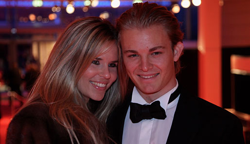 Nico Rosberg bei der Ankunft mit Freundin Vivian Sibold