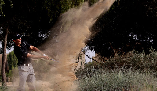 Die neue Lost-Staffel? Weit gefehlt - Charl Schwartzel gräbt einen Sandbunker in Dubai um