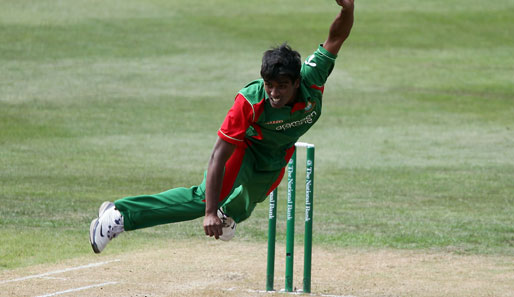 Rubel Hossain aus Bangladesch ist zwar Werfer beim Kricket (hier im Spiel in Neuseeland), sieht jedoch bei dieser Einlage einem Weitsprung-Athleten ähnlicher